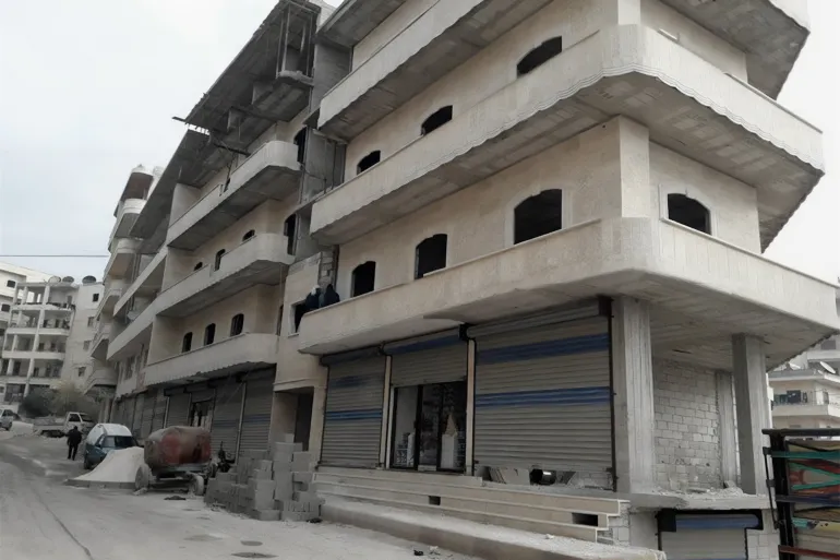 مخاوف سكان الشمال السوري من الأبنية ذات الطوابق عقب الزلزال أثرت في حركة بيع وشراء العقارات. 