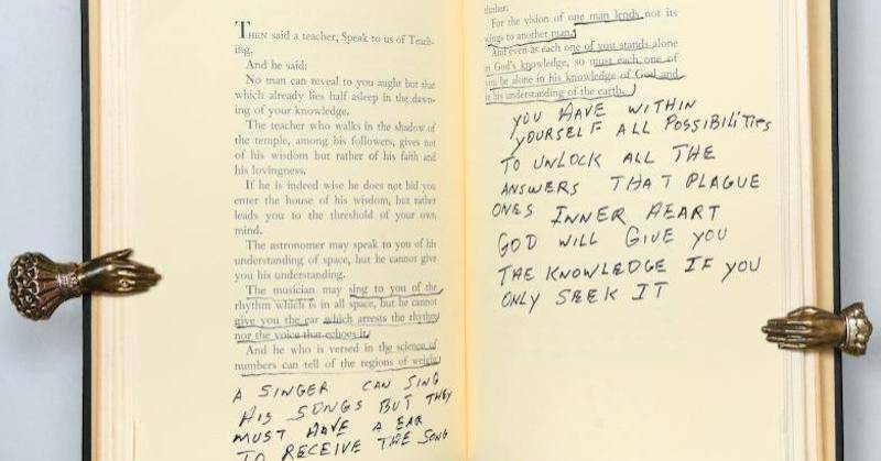 نسخة من كتاب «النبي» مع ملاحظات بخطّ يد المغنّي الأميركي إلفيس بريسلي