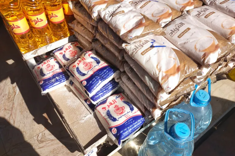 أحد المحال في مصر خلال عرضه سكرا للبيع (وكالات)