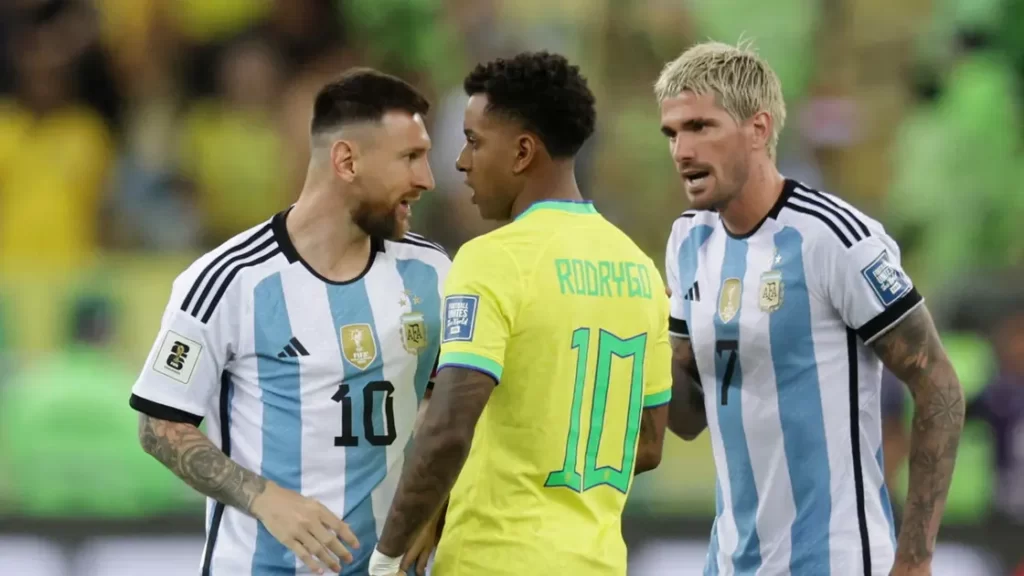 رودريغو وميسي أثناء التصادم في مباراة البرازيل والأرجنتين - رويترز