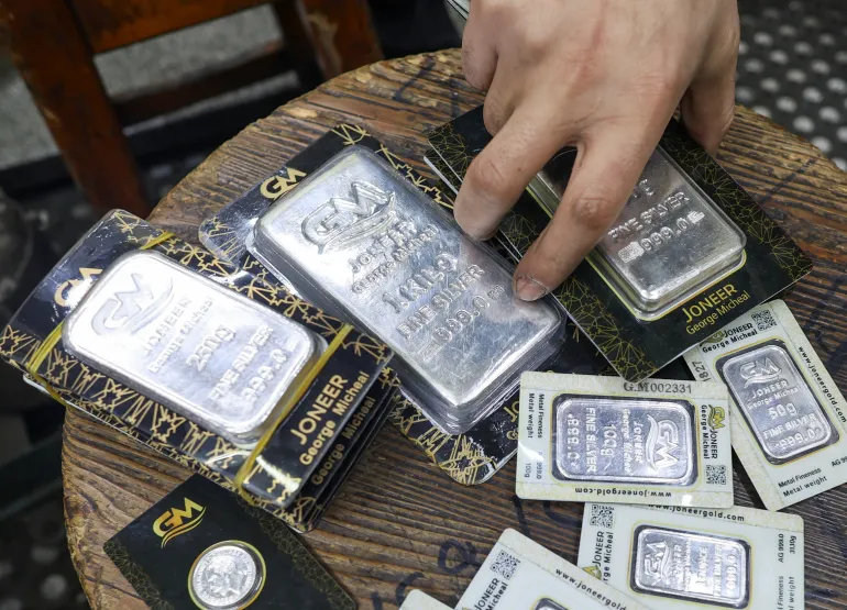 أمام ارتفاع أسعار الذهب، اتجه العديد من المصريين نحو شراء الفضة (رويترز)
