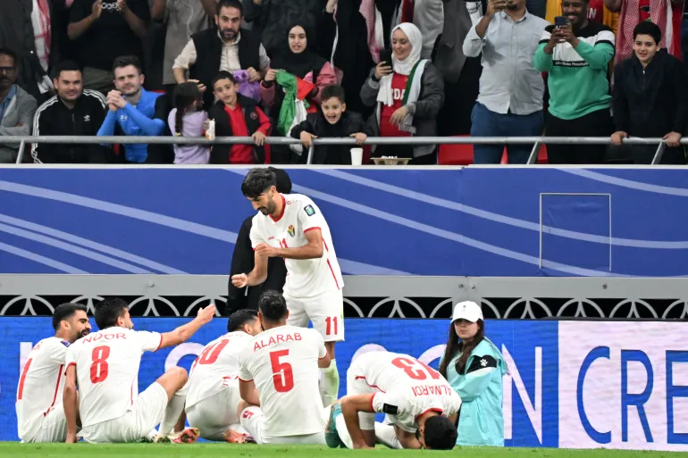 احتفال منتخب الأردن بعد الهدف الثاني الذي سجله التعمري (الفرنسية)
