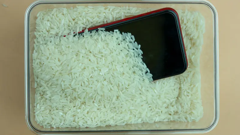 أبل تحذر من حيلة شائعة.. إياك ووضع هاتف مبلل في الأرز!
