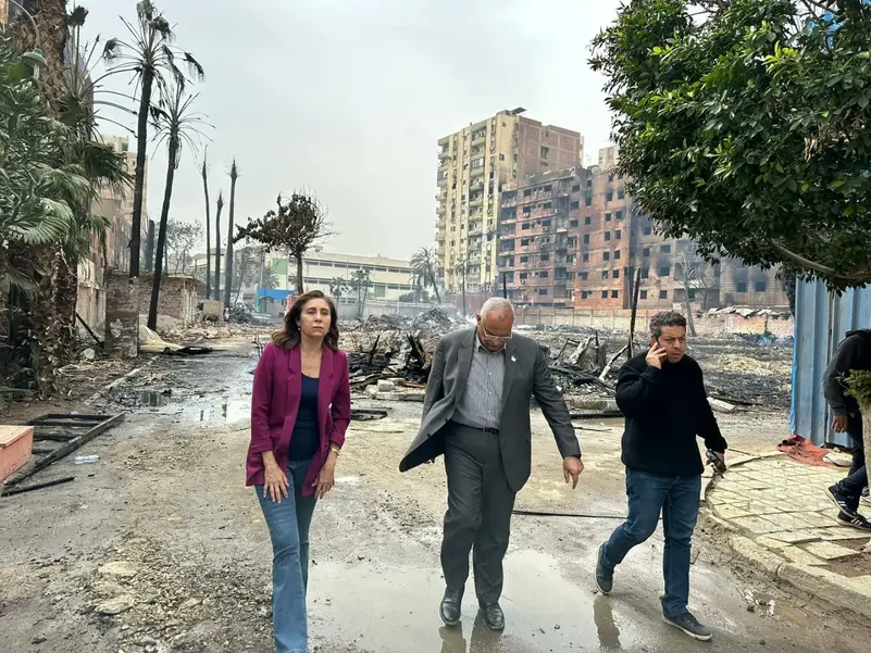 وزيرة الثقافة المصرية في موقع الحريق
