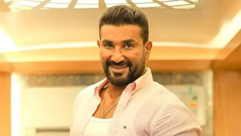 أحمد سعد يكشف عن سرقة سلسال عقد في إيطاليا