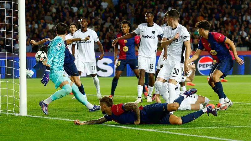 ليفاندوفسكي يسجل هدفين ويقود برشلونة للفوز بخماسية في دوري الأبطال