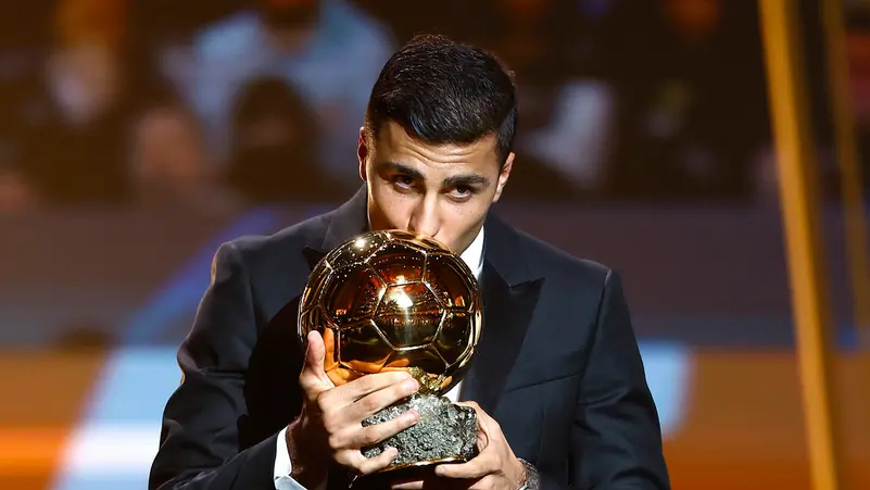 الفائز بالكرة الذهبية: رودري لاعب مانشستر سيتي الإنجليزي