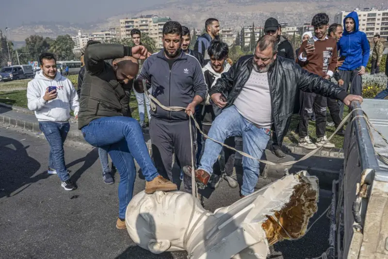 سورييون يحتفلون بسقوط الأسد