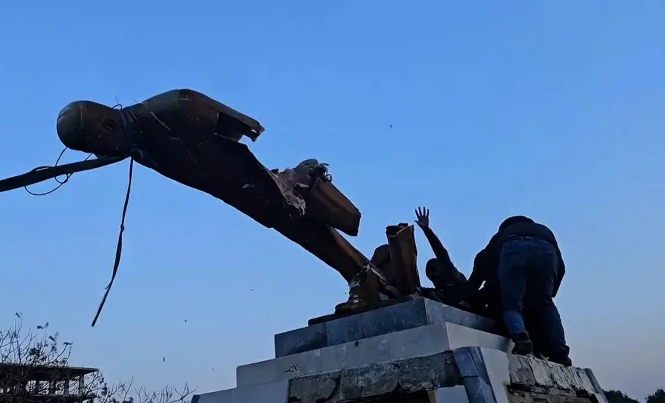 من المسؤول عن قصف الصحراء ولماذا كذبت روسيا على إيران والنظام السوري؟