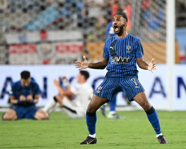 احتفال لاعبي الهلال بالفوز على مانشستر سيتي