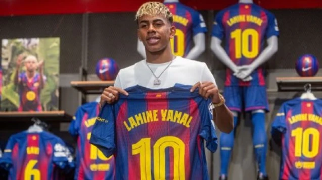 يامال يرتدي الرقم 10 في برشلونة