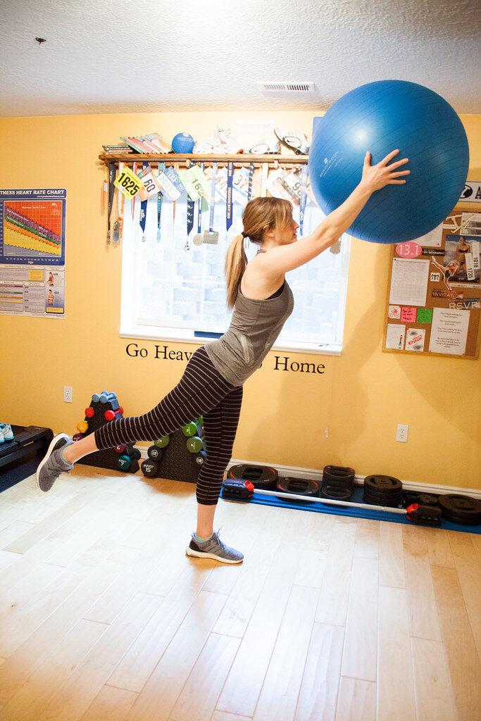 سيدة تقوم بنشاط رياضي