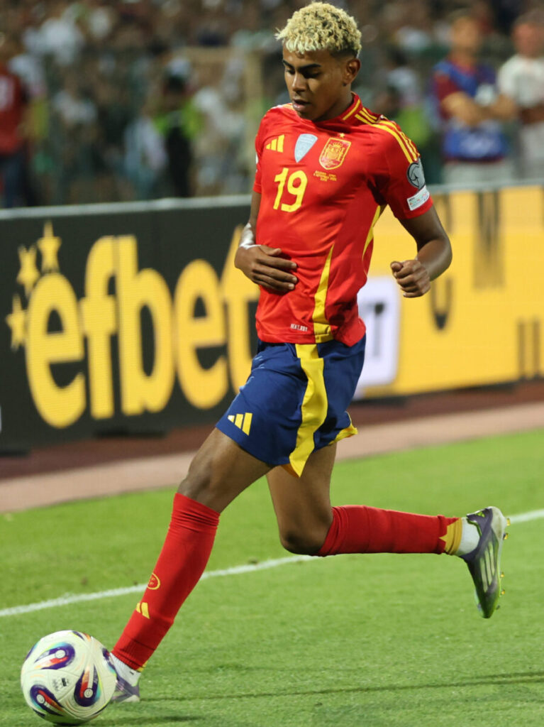 لمين يامال لاعب فريق برشلونة الاسباني