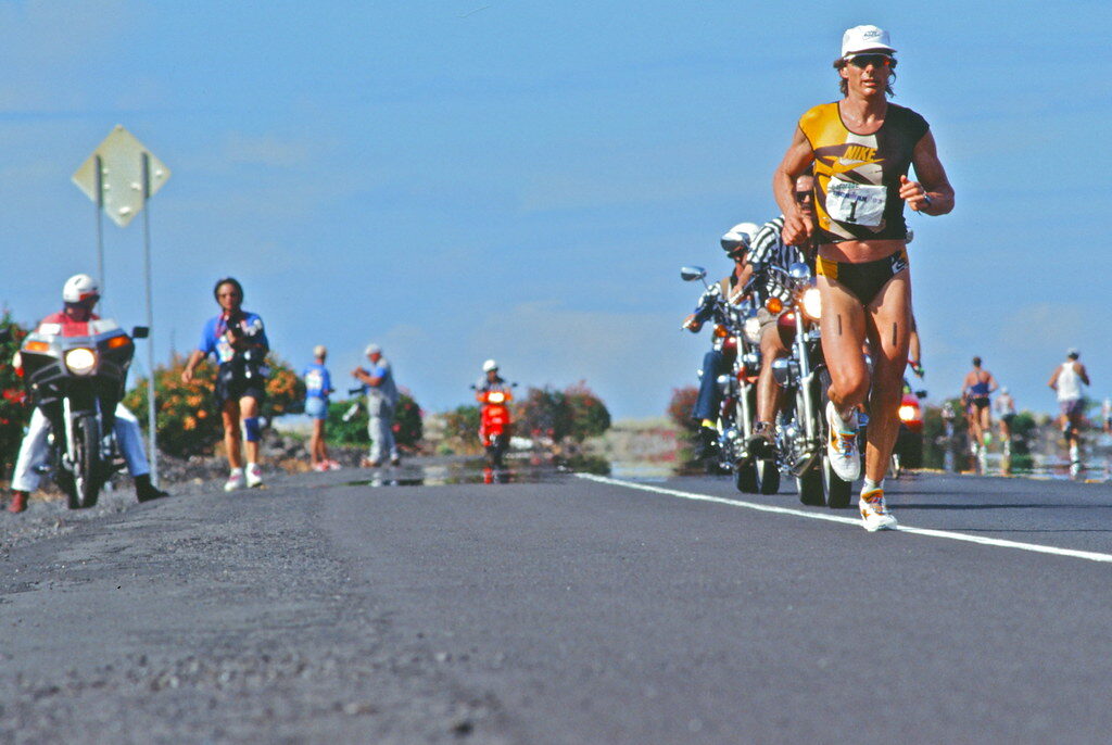 شاب يركض في الحر