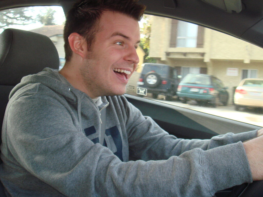 مراهق يقود حافلة للركاب