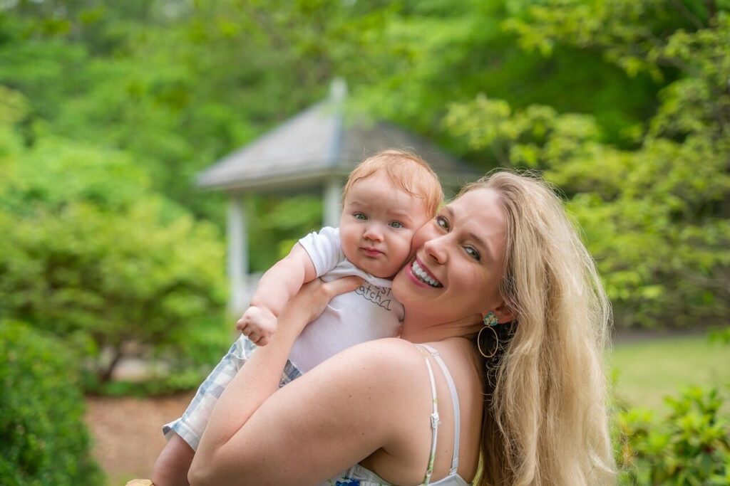 ام مع إبنها يضحكان في حديقة عمومية