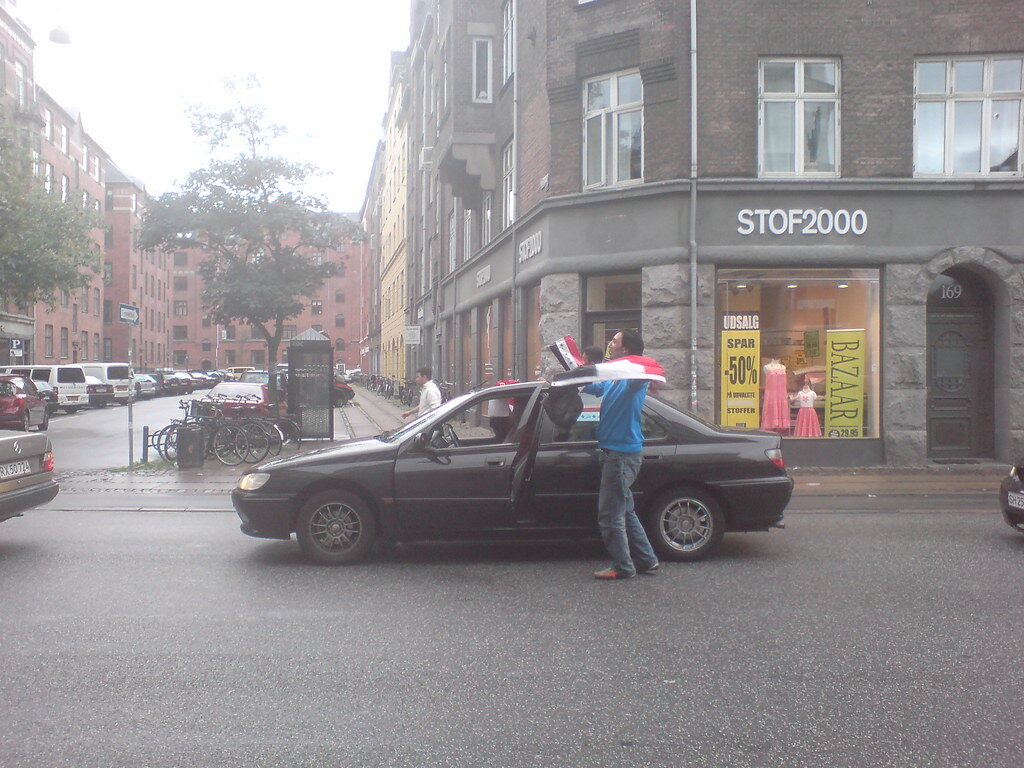 الشعب العراقي يحتفلون بفوز فريق كرة القدم و تاهلهم للمونديال