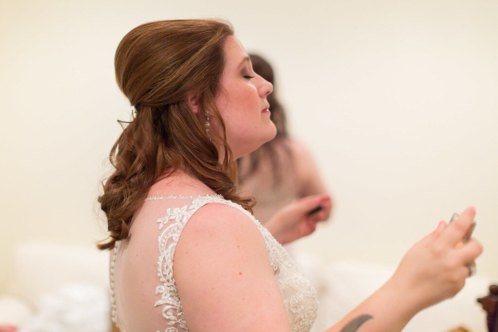 إمراة ترش العطر على رقبتها