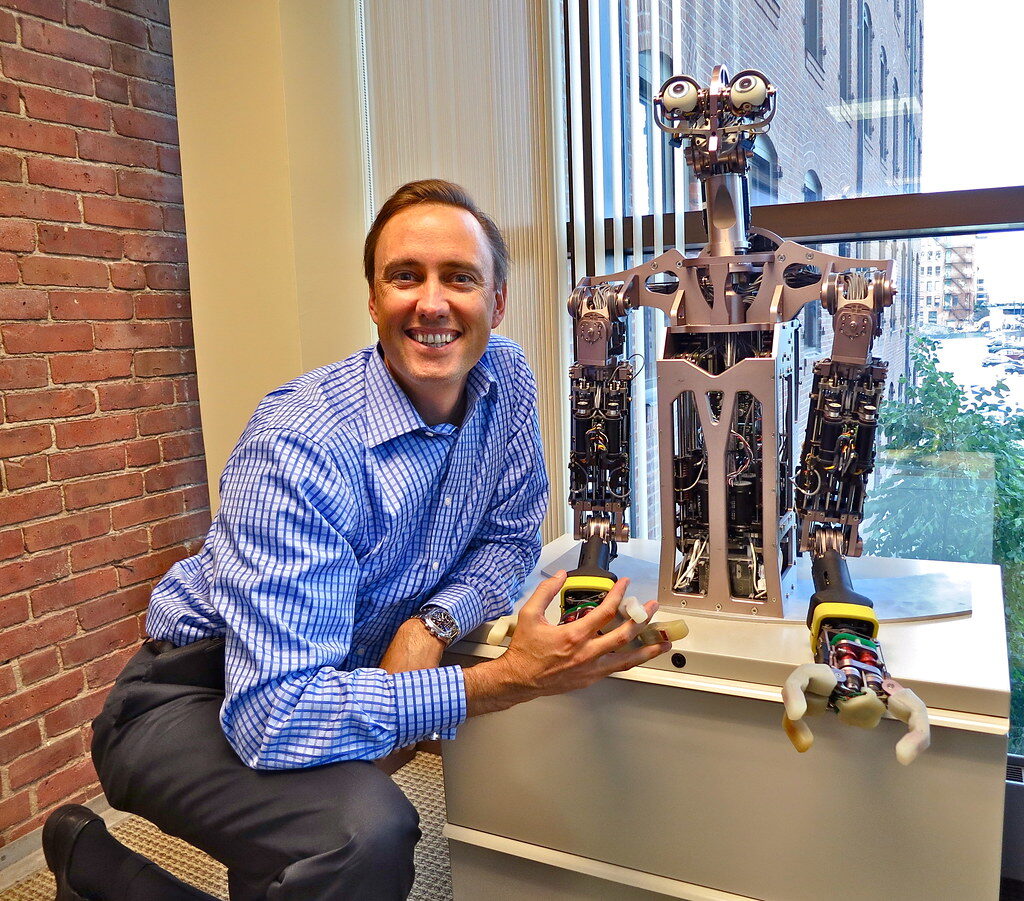  موظف يريد إثارة غضب إنسان ألي منزلي  