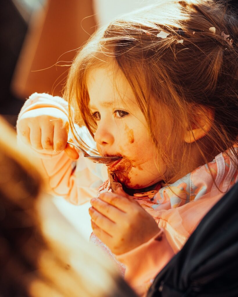 طفلة تاكل الشوكلاطة