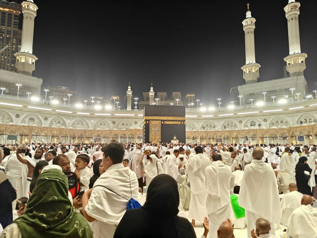 حجاج يطوفون بالكعبة الشريفة