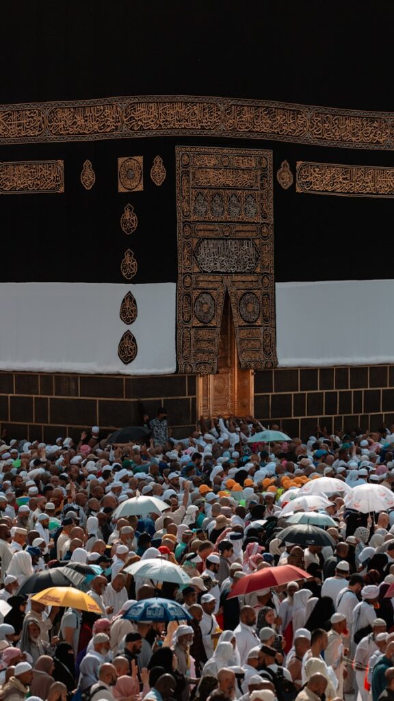 حجاج يحتمون من أشعة الشمس