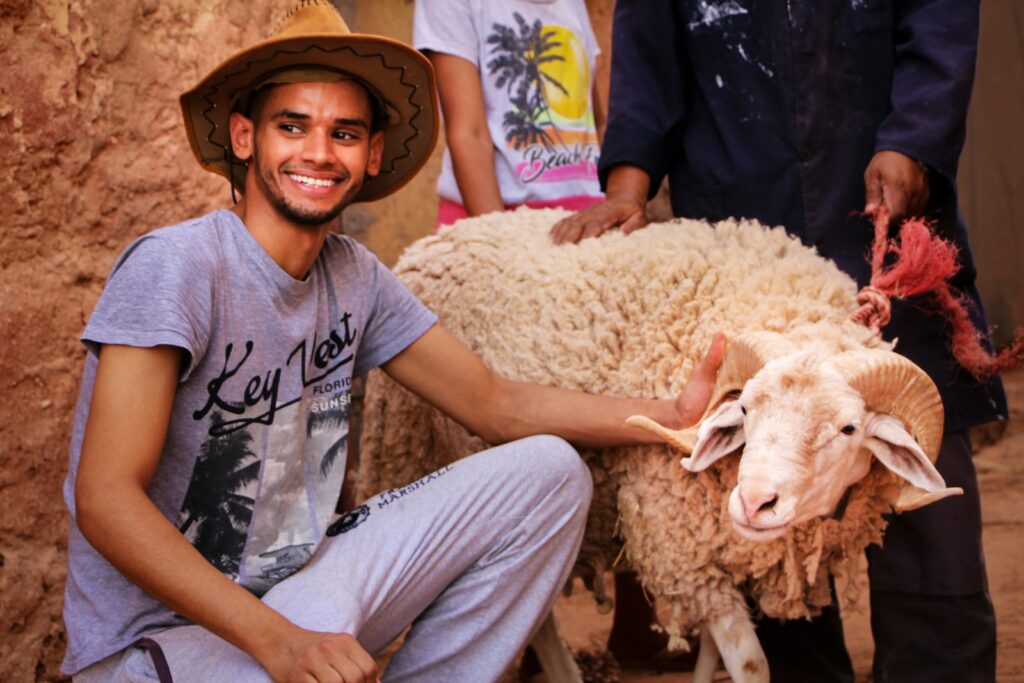 شخص يشتري أُضحية العيد