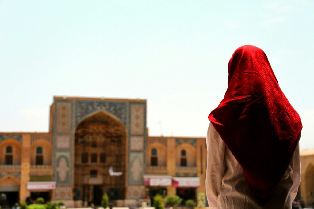 صورة تعبيرية لإمرأة إيرانية أمام المحكمة/المصدر/ Pixabay