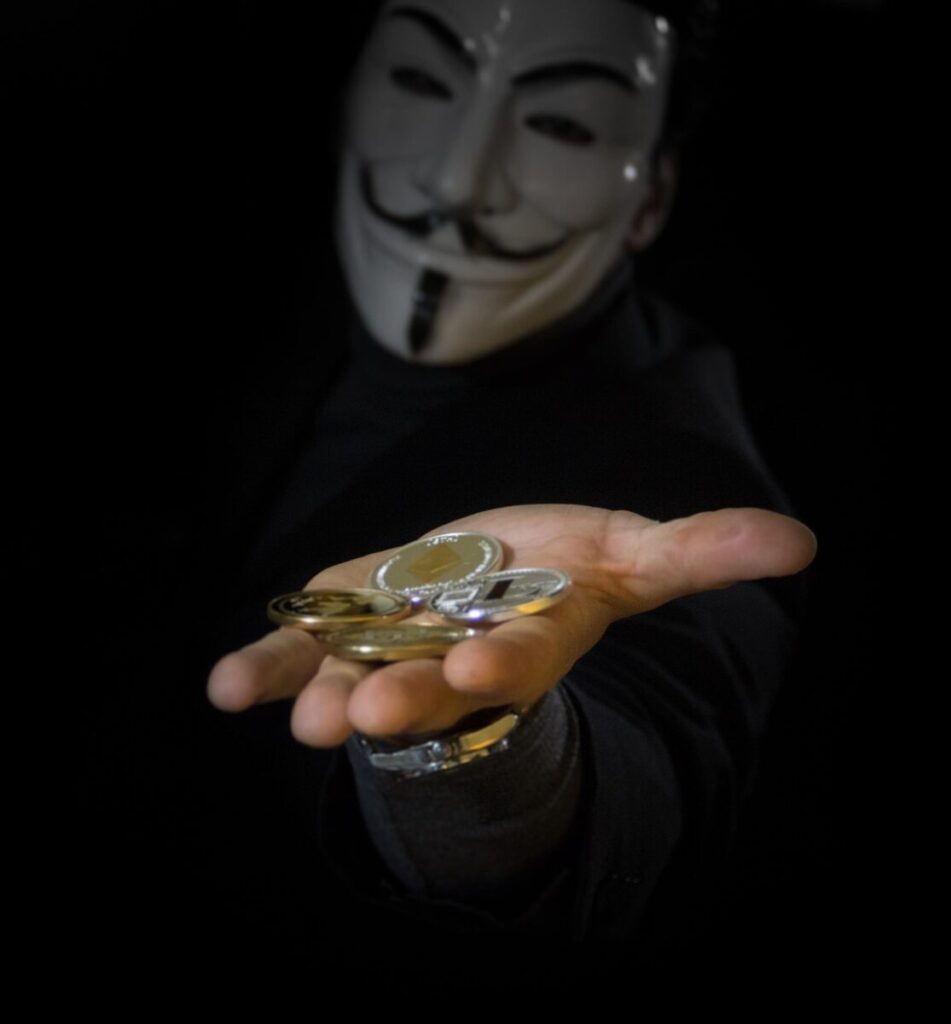 صورة تعبيرية لشخص بيده عملة رقمية