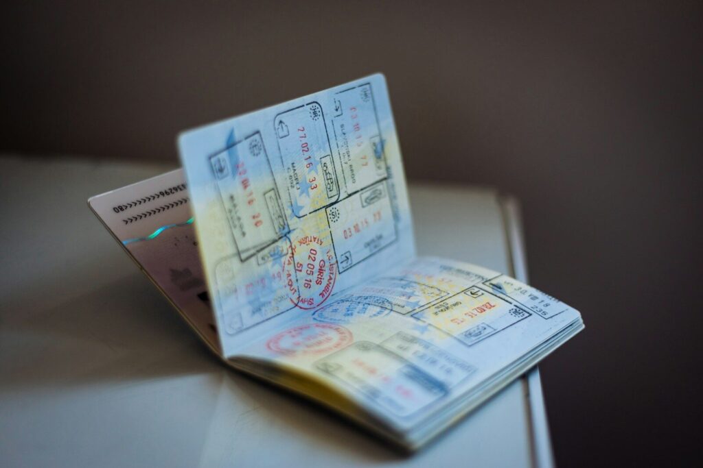 صورة تعبيرية لجواز السفر بخواتم تأشيرات