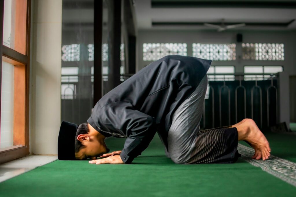 رجل ساجد 