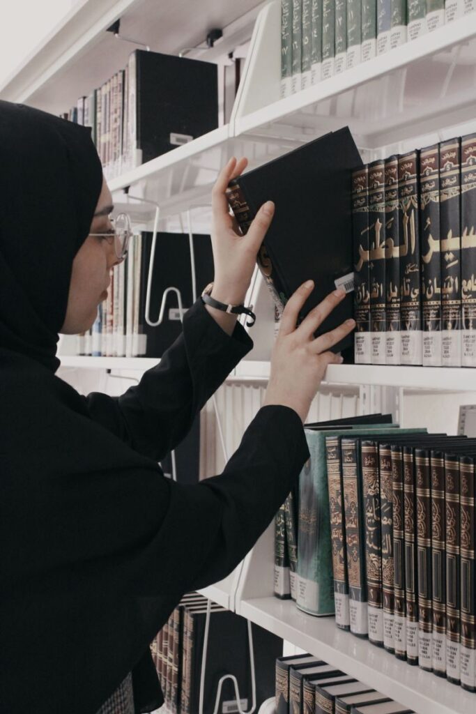 سيدة مسلمة تدرس الدين الاسلامي