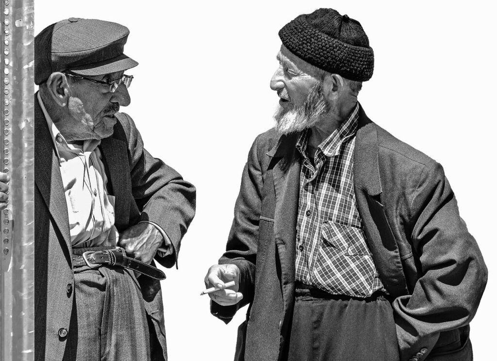صورة تعبيرية لشيخين في متقدم السن