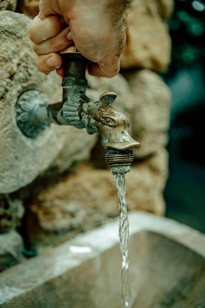 صورة للماء يصب من الانبوب