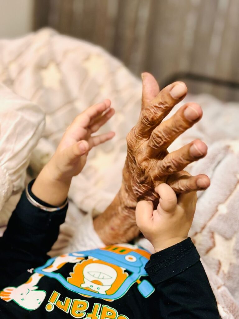شيخ متقدم في السن مع احفاده/المصدر/Pexels