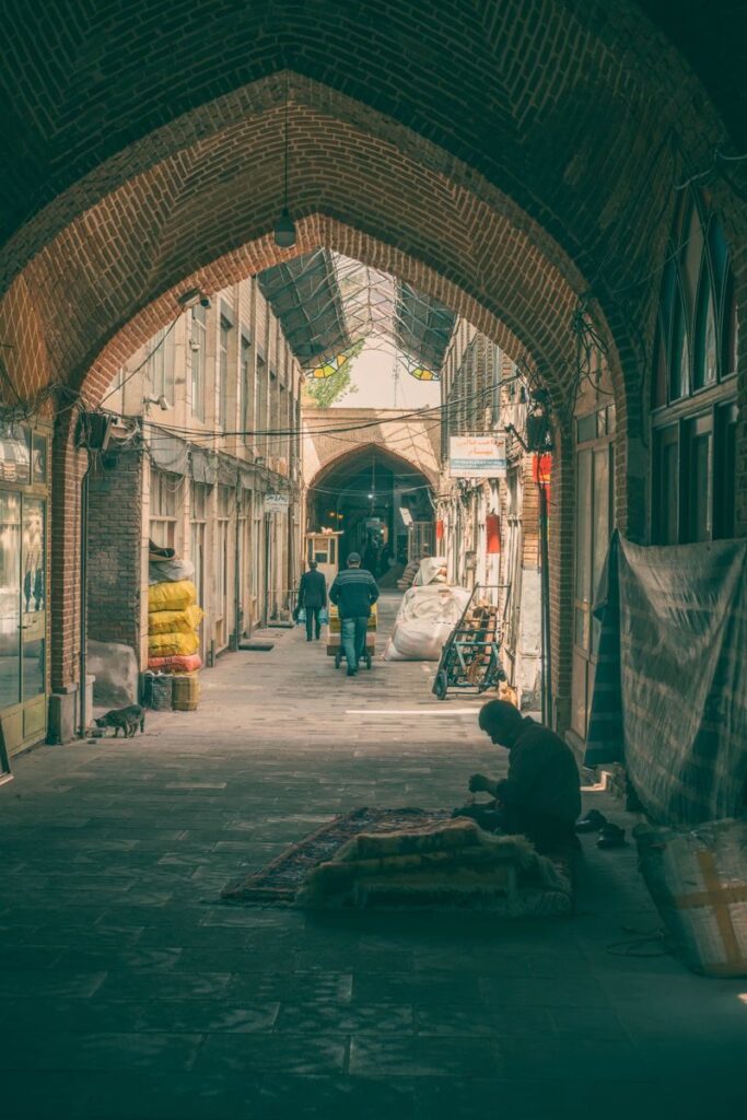 صورة تعبيرية تبين عزلة المجتمع الايراني/المصدر/Pexels