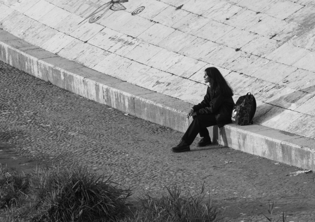 صورة  لفتاة تعاني من الوحدة/المصدر/Pexels
