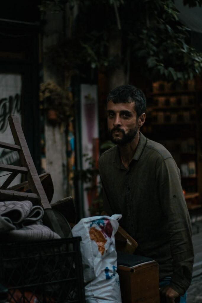 مواطن إيراني يعاني من الفقر/المصدر/Pexels