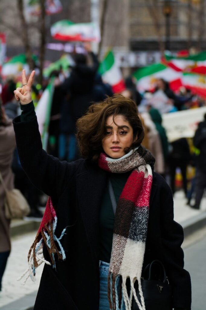 صورة تعبيرية لطالبة إيرانية في إحتجاج ضد غلاء المعيشة بطهران/المصدر/Pexels