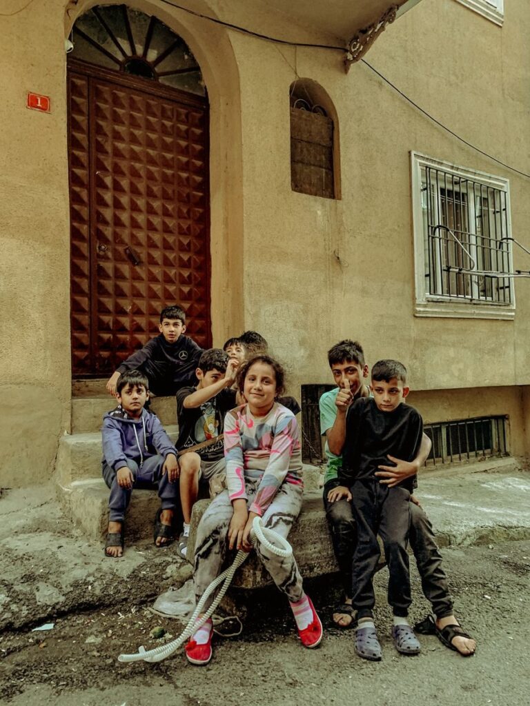 صورة تعبيرية لأطفال أيرانيين يريدون العودة للمدرسة/المصدر/Pexels