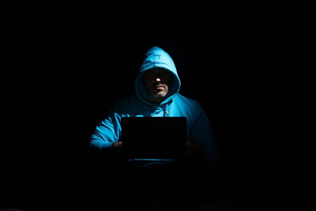صورة تعبيرية لشخص يجند مقاتلين عبر شبكة الانترنيت/المصدر/Pexels
