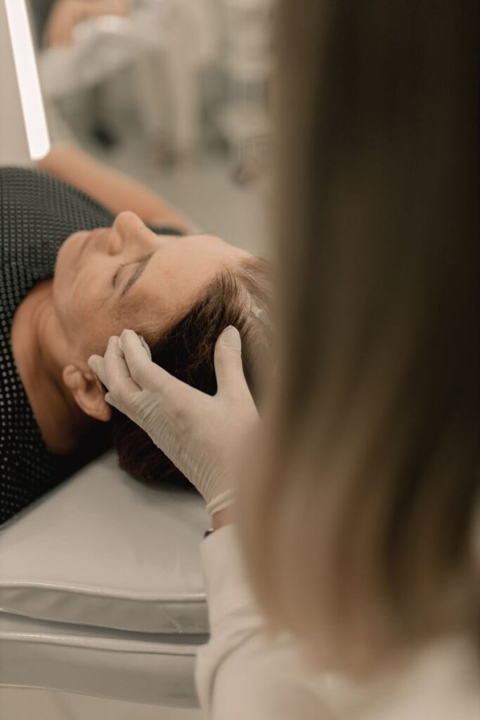 صورة لسيدة على وشك تلقي عملية زراعة الشعر/المصدر/Pexels