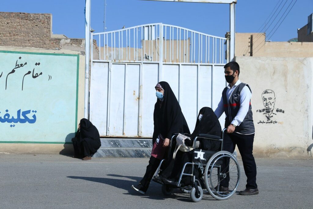 صورة لمواطنيين إيرانيين يعانون من نقص المصالح و الخدمات الاساسية/المصدر/Pexels